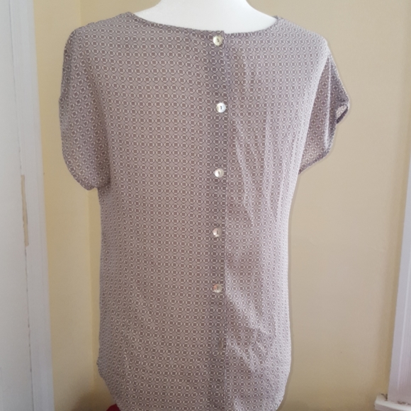 Button down back blouse - Picture 4 of 6